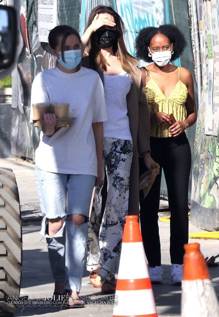Angelina e filhas compram café em Los Angeles