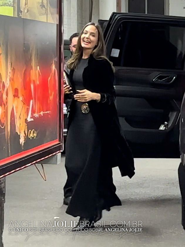 Jolie vai a restaurante em Nova York