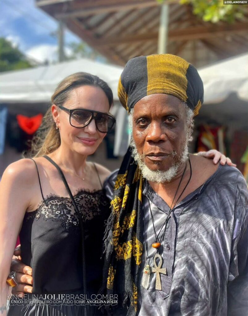 Angelina Jolie visita festival na Jamaica